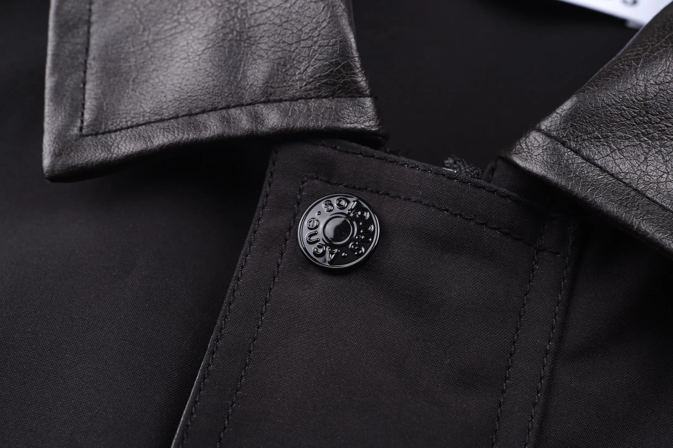Acn Studios 25FW leather logo twill jacket ●Purchased and developed by Authentic 9500 ●100% fine cotton high-density plain woven fabric ●Cotton twill woven lining ●Padding Washed cotton ●Meli PU leather ●Template embroidery ●Fabrics enzyme wash ●Customized 1:1 leather tag ●Customized 1:1 buttons ●Customized 1:1 zipper ●Customized 1:1 rope ●Customized 1:1 trademark ●Loose fit ●Size: 42 44 46 48 ●Style number: 2130/3C#10